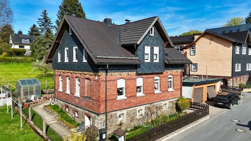 Charmantes Einfamilienhaus mit viel Platz, Doppelgarage und vielseitigen Nutzungsmöglichkeiten 
